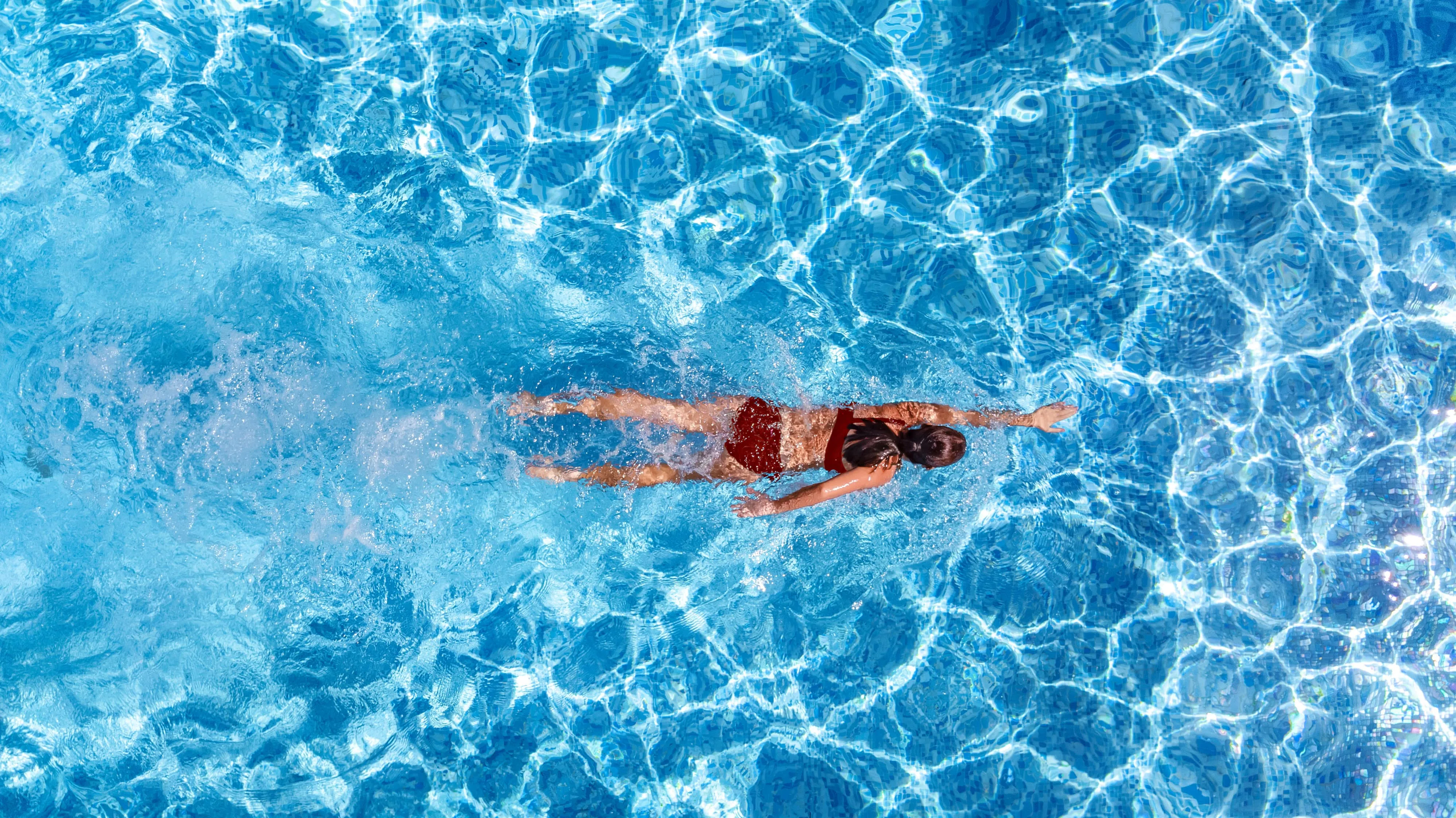 Frau schwimmend in Wasser von oben